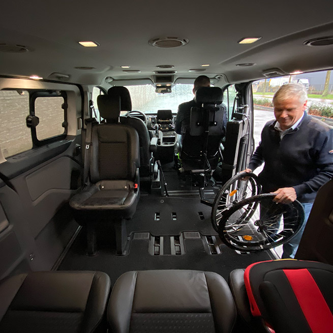 Weersink rolstoellift rolstoelbus prijs eerste zitrij open bus indeling achterin